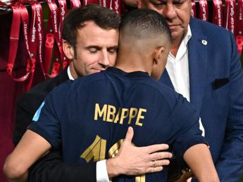 Mbappé si schiera ancora: "Non lasciamo la Francia a quelli là"